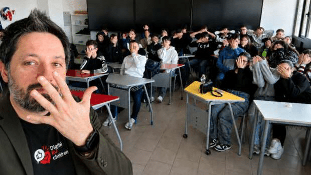 Incontro di educazione digitale in una scuola italiana