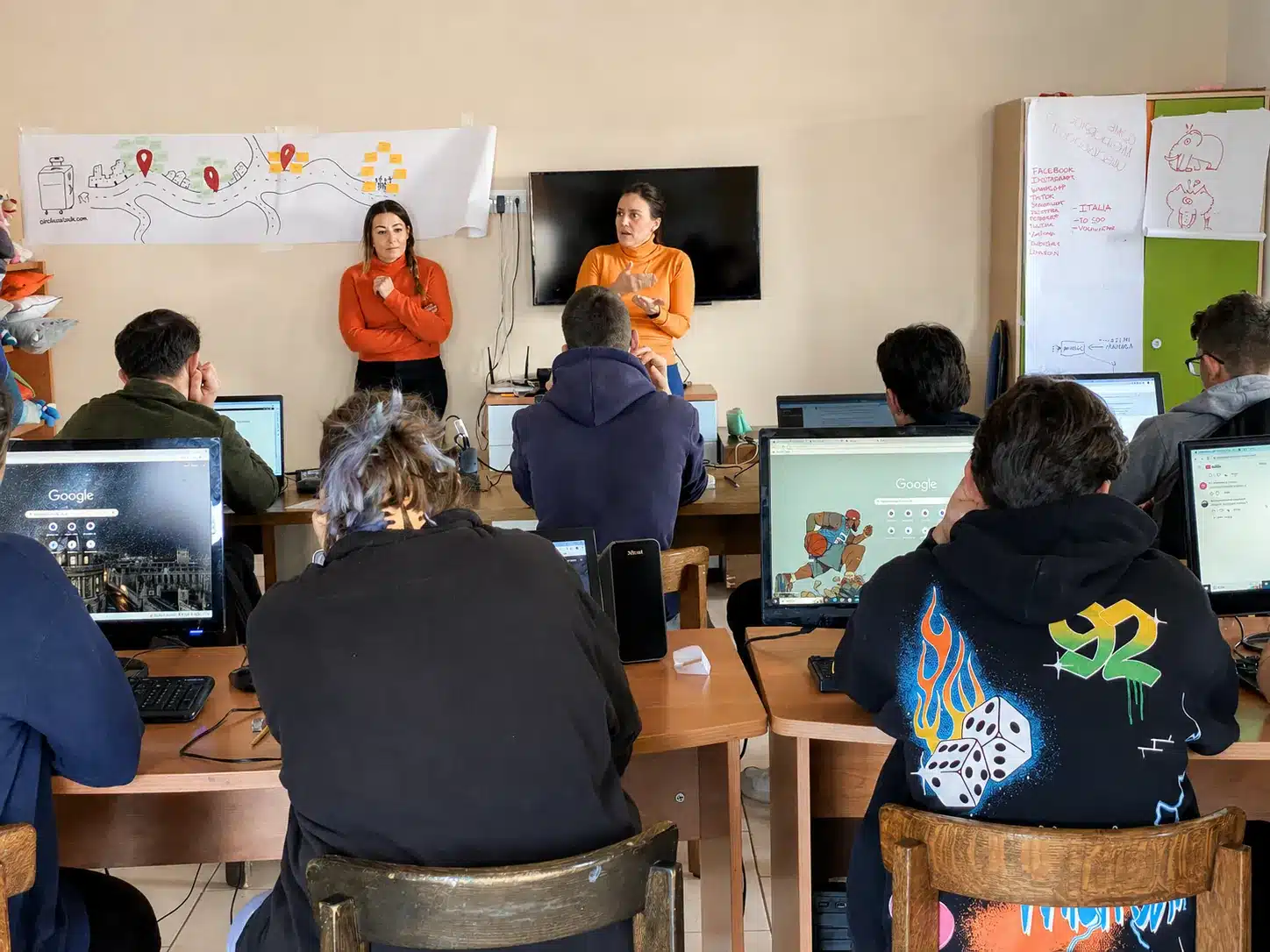Studenti e volontari durante un incontro sul digitale